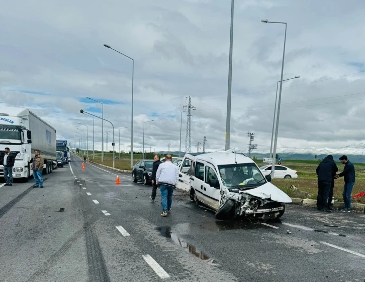 Erzurum kuzey çevre yolunda kaza; 6 yaralı
