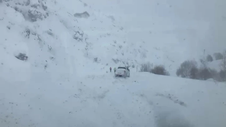 Erzurum-Rize karayoluna çığ düştü