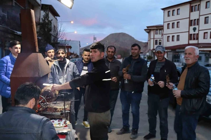 Erzurum’un tescilli lezzeti ‘cağ kebabı’ iftar sofralarının vazgeçilmezi oldu
