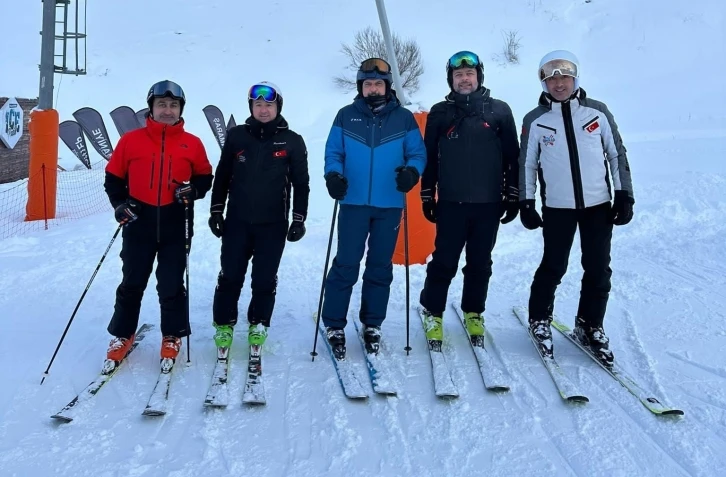 Erzurum Valisi Mustafa Çiftçi’den kayak keyfi
