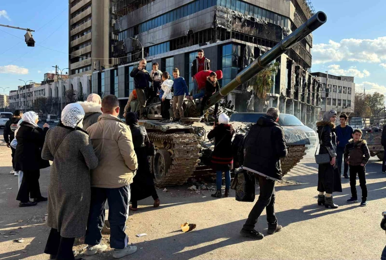 Esad’ın tankları çocuklara oyuncak oldu
