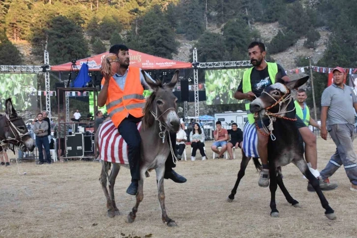 Eşek üzerinde ellerindeki topla gol atmak için çabaladılar