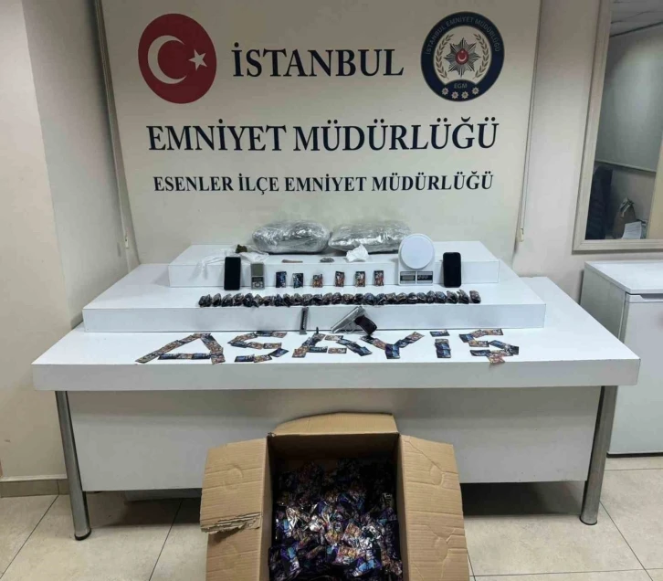 Esenler’de 2.5 kilogram uyuşturucuyu sakız kutularına gizlemişler: 2 gözaltı
