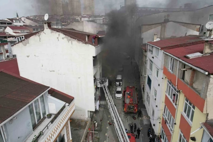 Esenyurt’ta bir vatandaş yangından kaçıp çatı katında kurtarılmayı bekledi
