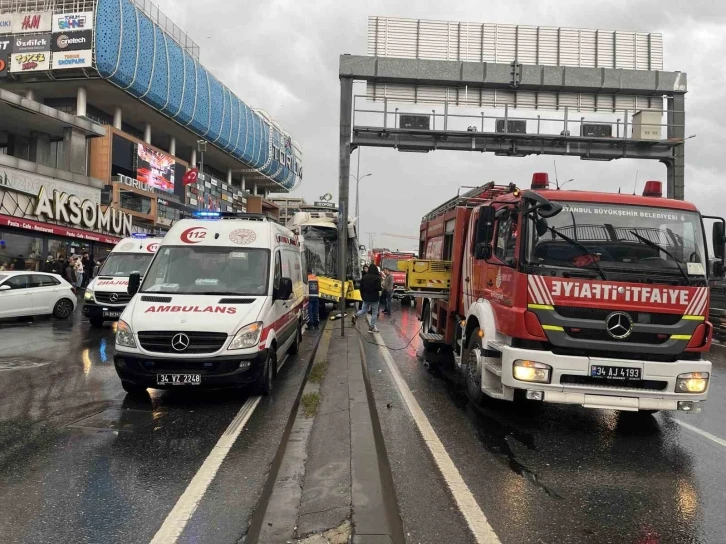 Esenyurt’ta İETT otobüsü yön direğine çarptı: 8 yaralı
