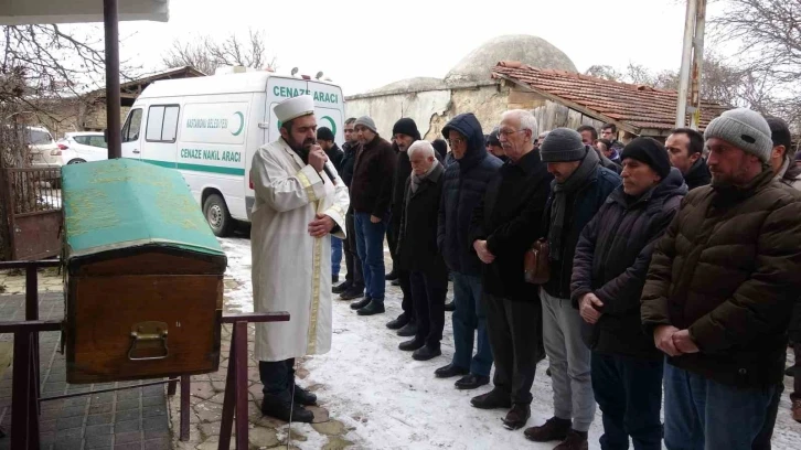 Eşi ile birlikte enkazın altında kalan emekli öğretmen toprağa verildi