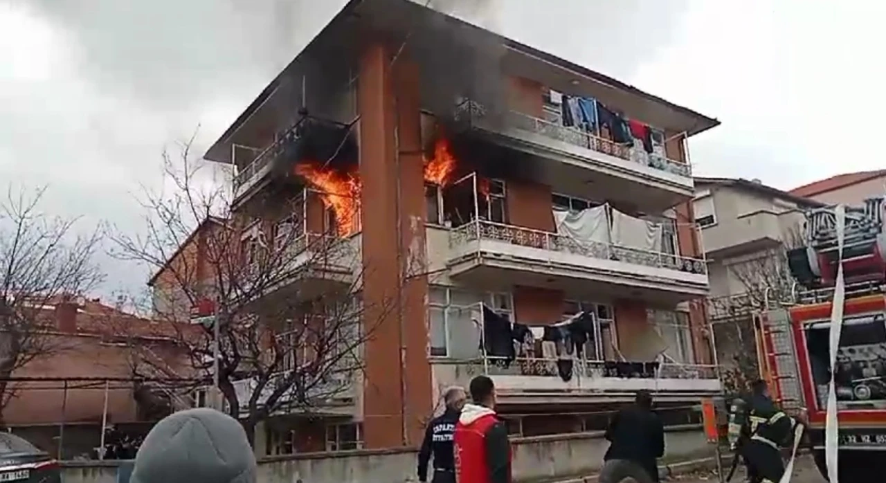 Eşine kızıp çocuğunun da içerisinde bulunduğu evi ateşe verdi