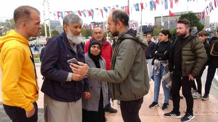 Eşinin çantasını soymaya çalışan kadını yakalayarak polise teslim etti
