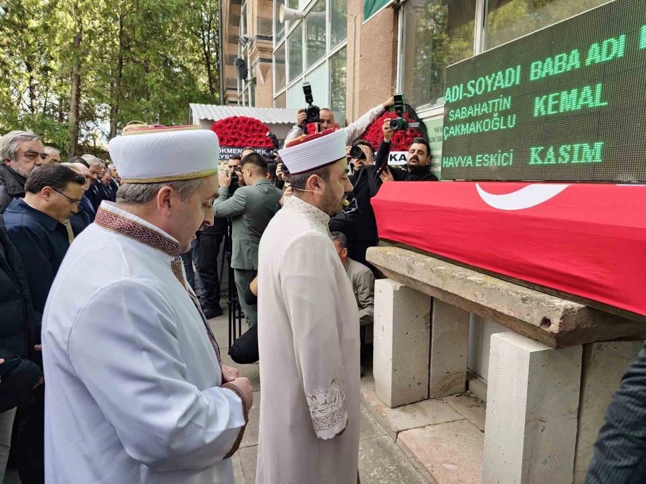 Eski Bakan Çakmakoğlu son yolculuğuna uğurlandı
