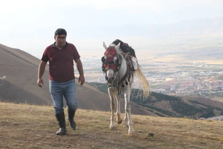 “Eski Çağ’dan Modern Çağ’a” atın kitabını yazdılar
