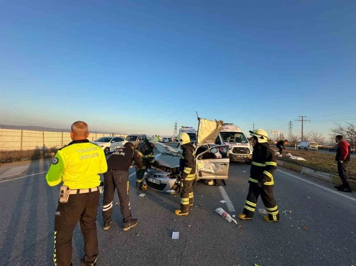 Eskişehir’de kavşakta meydana gelen kazada 1’i ağır 3 kişi yaralandı