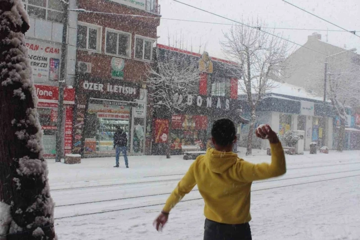 Eskişehir’de yılın ilk kartopu savaşı
