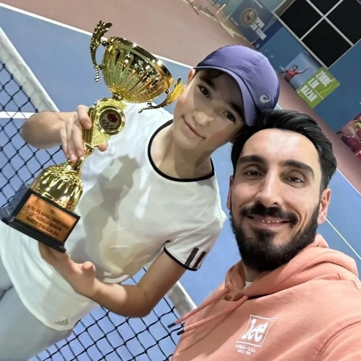 Eskişehirli genç sporcu tenis turnuvasında şampiyon oldu
