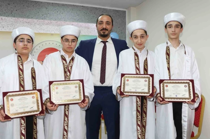 Eskişehirli hafızlara diplomaları törenle verildi
