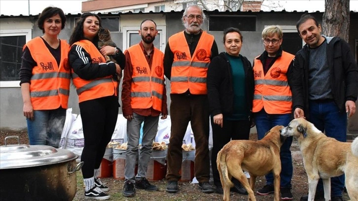 Eskişehirli hayvanseverler deprem bölgesindeki sahipsiz hayvanlara 1,5 ton mama ulaştırdı