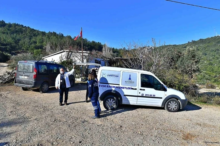 Eşrefpaşa Hastanesi’nin evde bakım ekipleri 18 bin kişiye derman oldu
