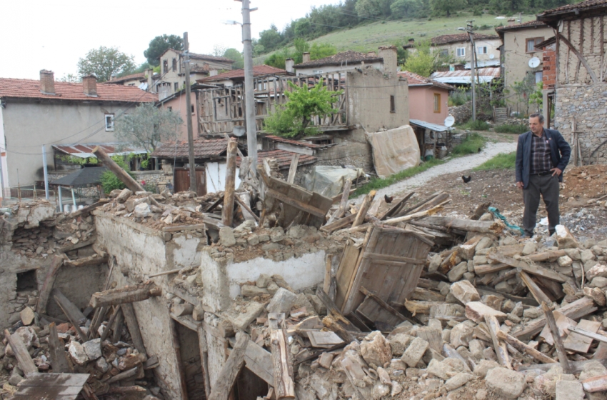 Kimse dokunamıyor...Bir köy göz göre göre yok oluyor