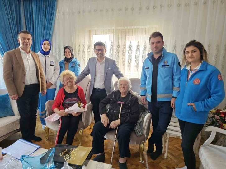 Evde bakım hizmeti alan yaşlılar, Yaşlılar Haftası’nda unutulmadı
