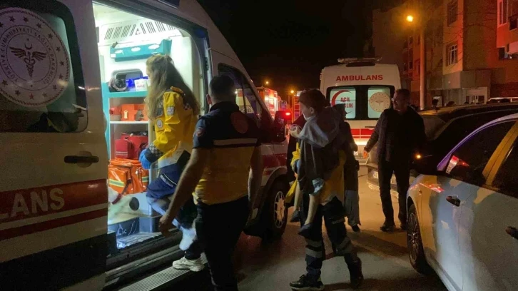 Evin mutfağı alev alev yandı: 2’si çocuk 5 kişi dumandan etkilendi
