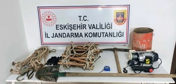 Evinin bahçesinde kaçak kazı yapan 2 şahsa jandarma operasyonu
