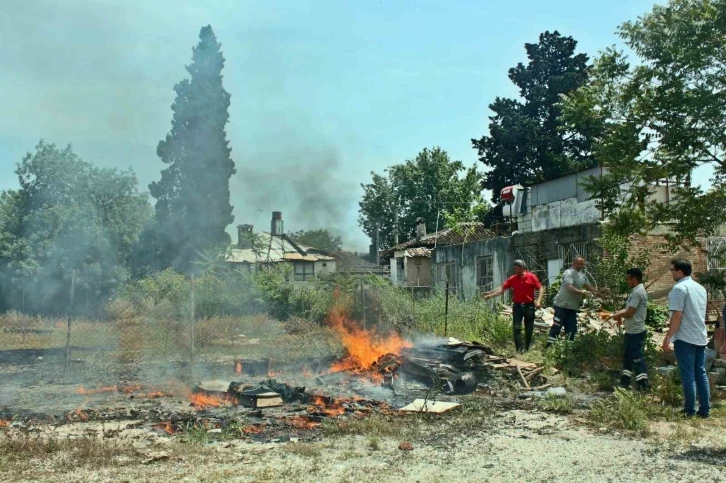 Evlere yönelen otluk yangını mahalleliyi korkuttu
