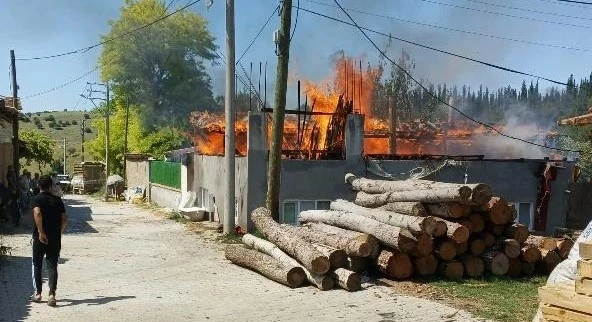 Yenişehir'de evlerinin yandığını fark etmeyen çift, komşuları sayesinde kurtuldu