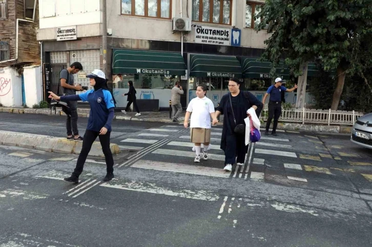 Eyüpsultan’da zabıta ekipleri minik öğrenciler için görev başında
