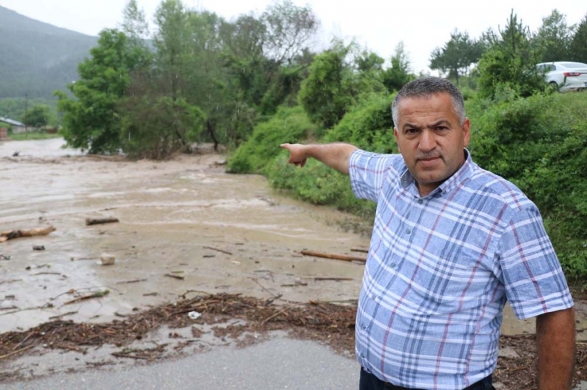 Bolu’da etkili olan sağanak D100’ü trafiğe kapattı