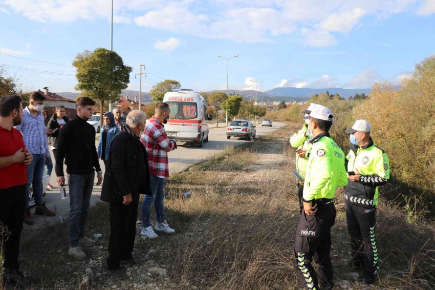 U dönüşü yaparken kontrolden çıkan otomobil şarampole uçtu:1 yaralı