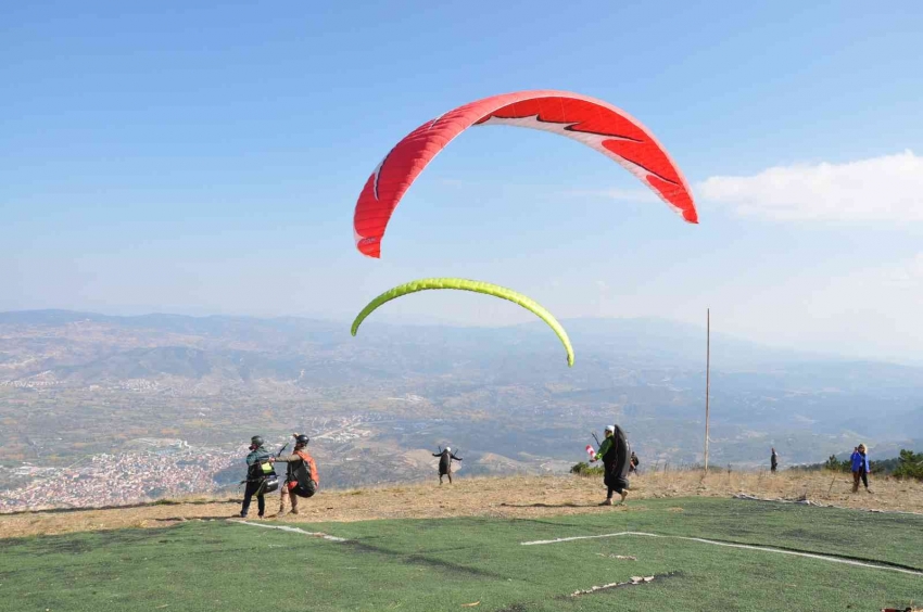 Yamaç paraşütü pilotları Kestane Dağı’nda buluştu