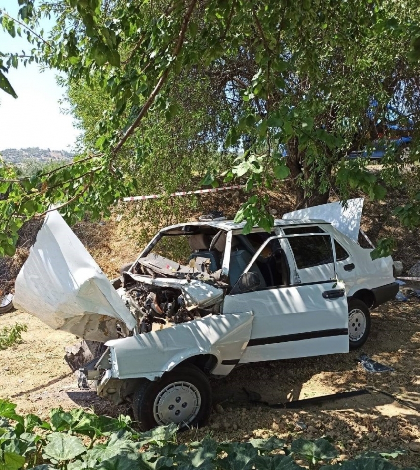 Hurdaya dönen otomobildeki sürücüyü itfaiye çıkarttı