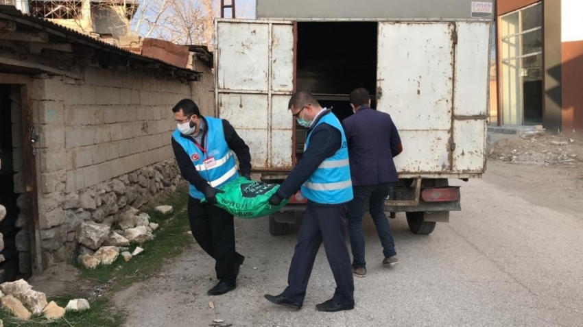 ‘Vefa’ ekibinden 65 yaşındaki kadına kömür desteği