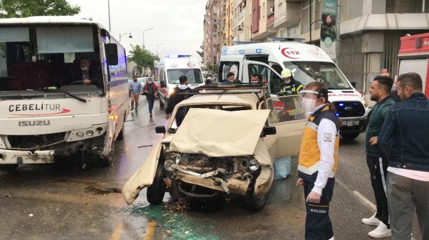 İşçi servisi otomobille çarpıştı: 5 yaralı