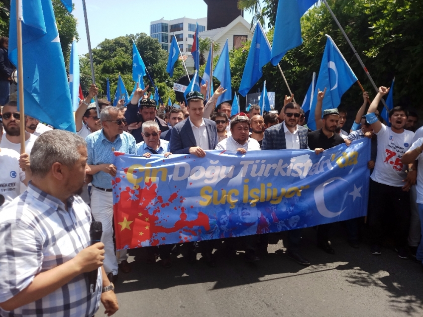 Çin Konsolosluğu önünde olaylı protesto