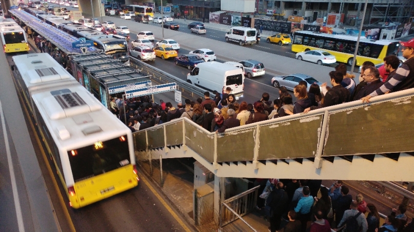 Metrobüste kuyruk çilesi