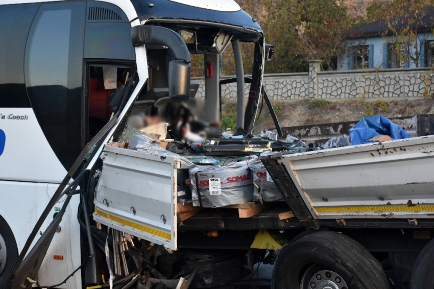 Asker taşıyan yolcu otobüsü çekiciye çarptı: 2 ölü, 27 yaralı