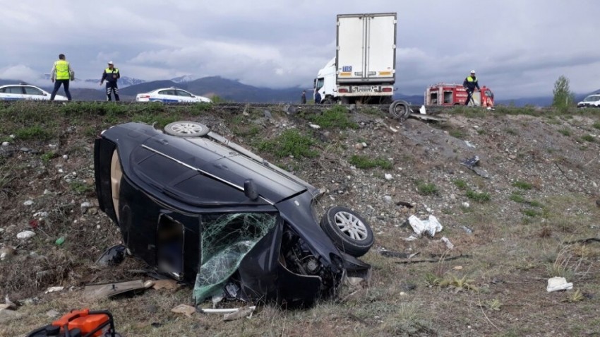 Erzincan’da trafik kazası: 2 ölü, 3 yaralı