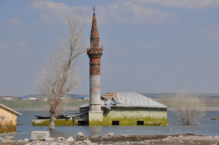 Kars’ta baraj gölü 5 metre çekildi