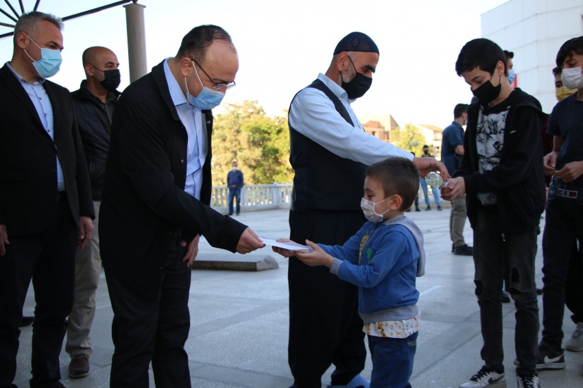 Bayram namazı sonrası vali uyardı, şeker yerine virüs ikram etmeyin