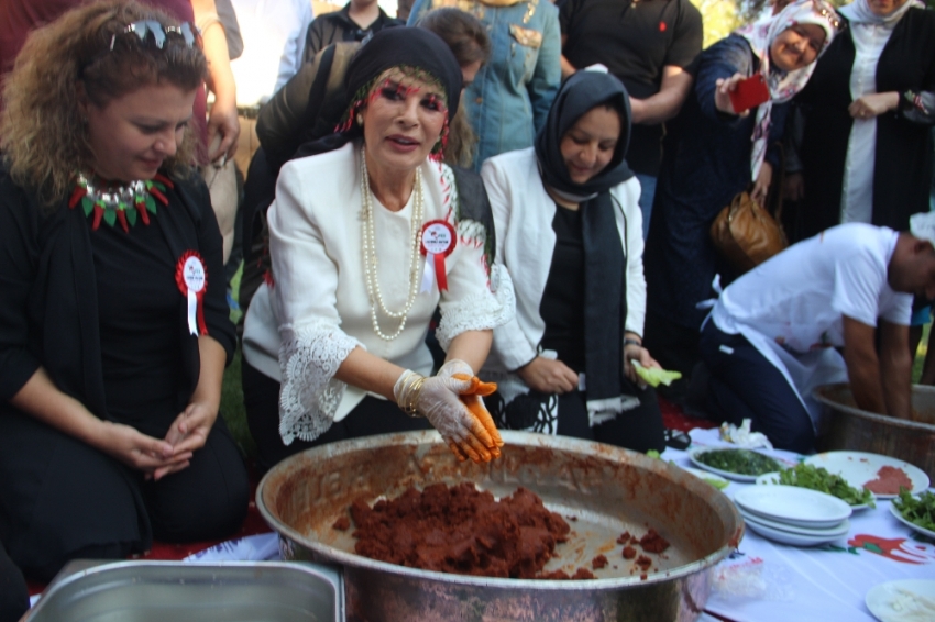 Şanlıurfa’da Hülya Koçyiğit çiğ köfte yoğurup halay çekti