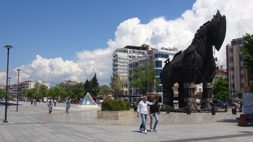 Kordon boyu açıldı, sosyal mesafe ilk günden hiçe sayıldı