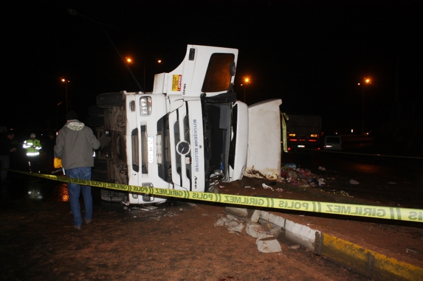 Diyarbakır’da çöp kamyonu devrildi: 1 ölü, 1 ağır yaralı