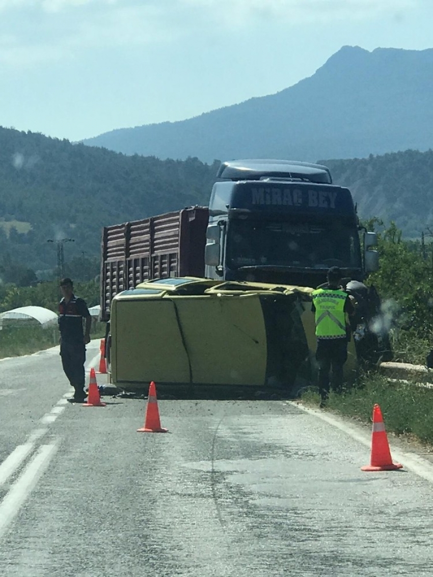 Tır ile hafif ticari araç çarpıştı: 3 yaralı