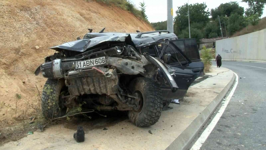 Feci kazada bariyerleri aşıp alt yola uçtu