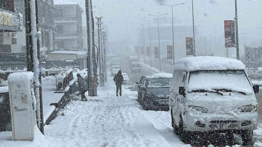 Yoğun kar yağışı şehirde etkili oluyor