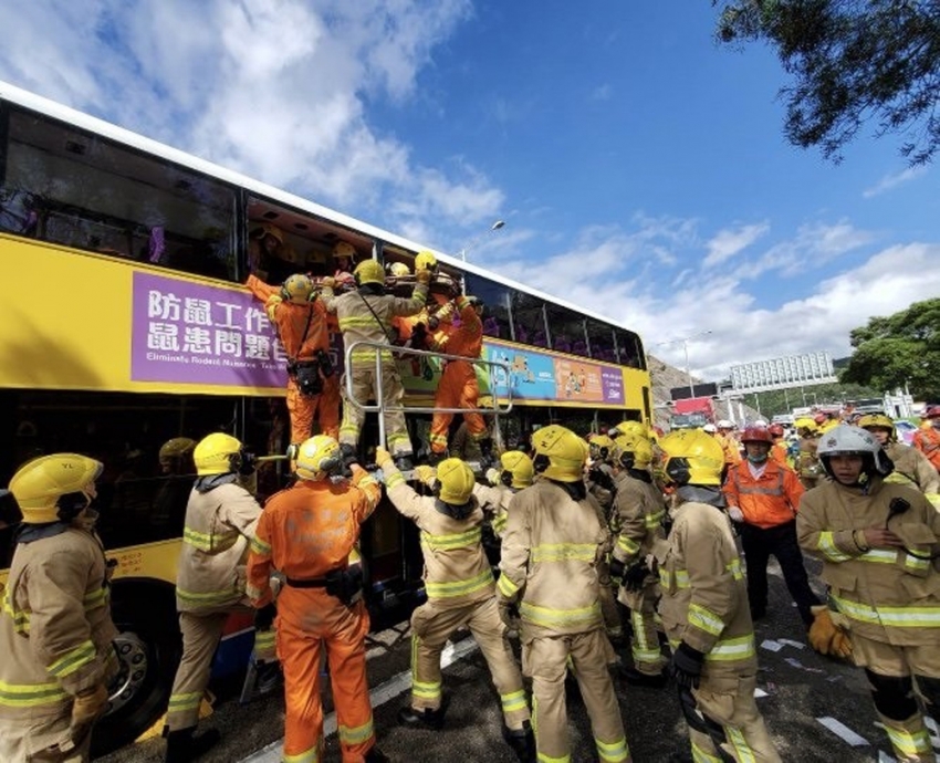 Hong Kong’da trafik kazası: 77 yaralı