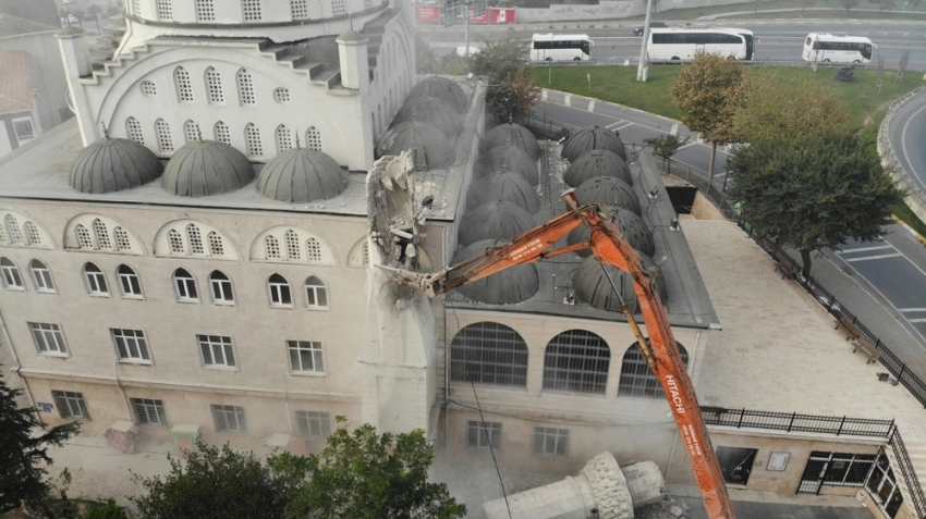 Avcılar’daki caminin ikiz minaresinin yıkım işlemleri tamamlandı