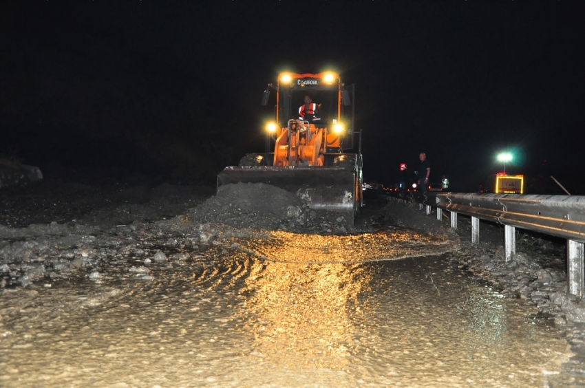 Manisa-İzmir yolunda heyelan