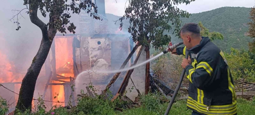 İki katlı ahşap ev alevlere teslim oldu