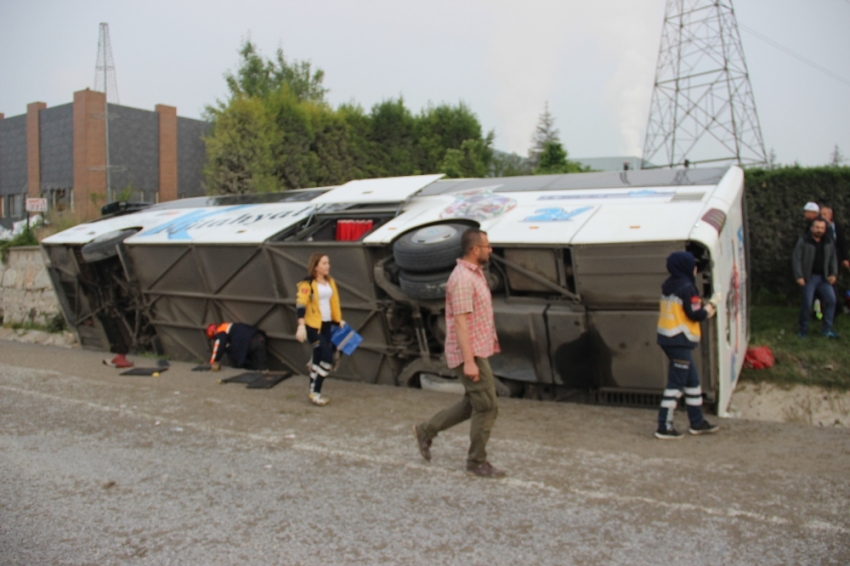 Otobüs devrildi: 1 ölü, 16 yaralı